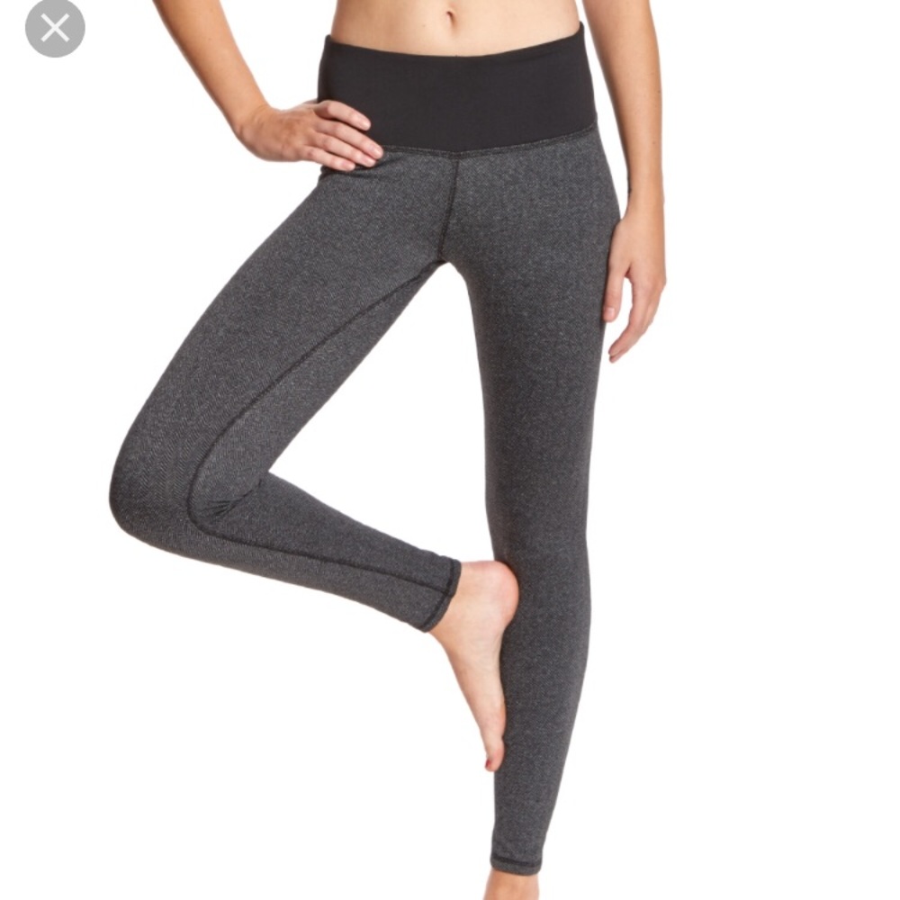 Workout leggings with herringbone pattern